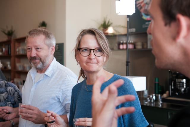 Kvinder lytter til underviser på kaffekursus