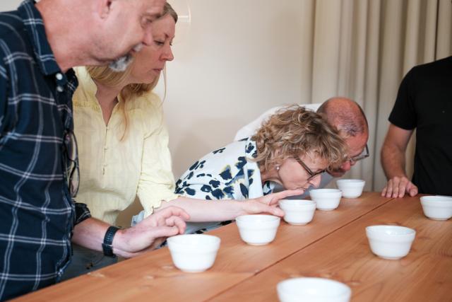 Kursister dufter til kaffe i cupping-kopper