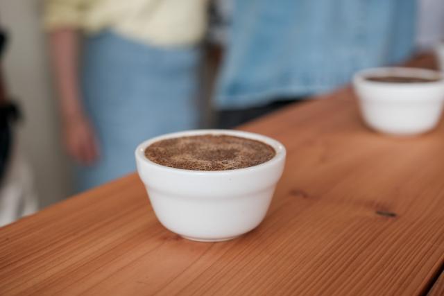 Hvid kop med kaffe og crust på toppen klar til kaffesmagning