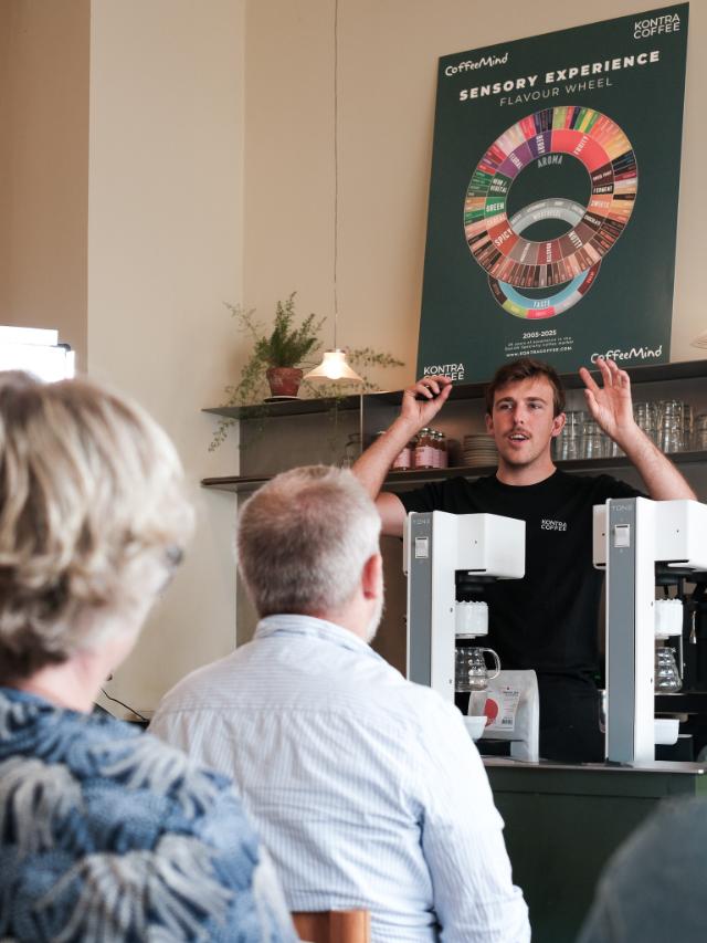 Thermoplan kaffemaskine brygger en cappuccino i et glas