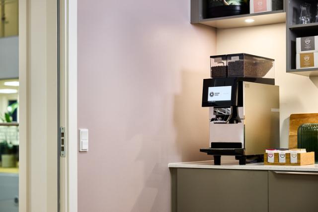 kaffemaskine på kontoret med komplet kaffeløsning