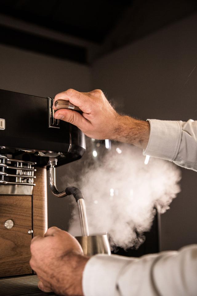 barista steamer maelk ved dalla corte espressomaskine