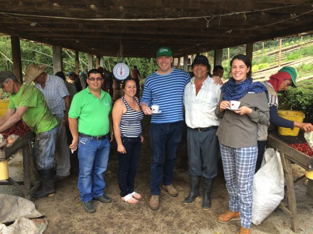 Paa besoeg paa kaffefarm og smager paa kaffen