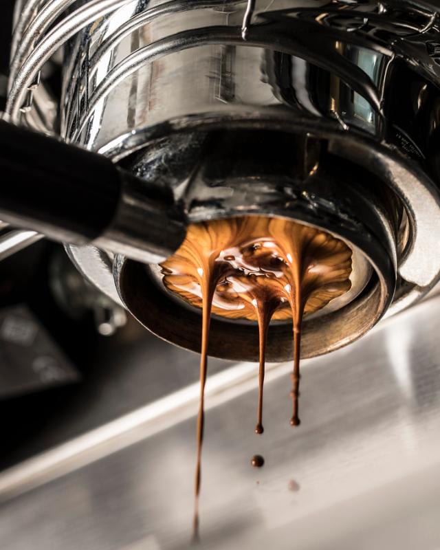 brygning af naked espresso paa bundloest portafilter