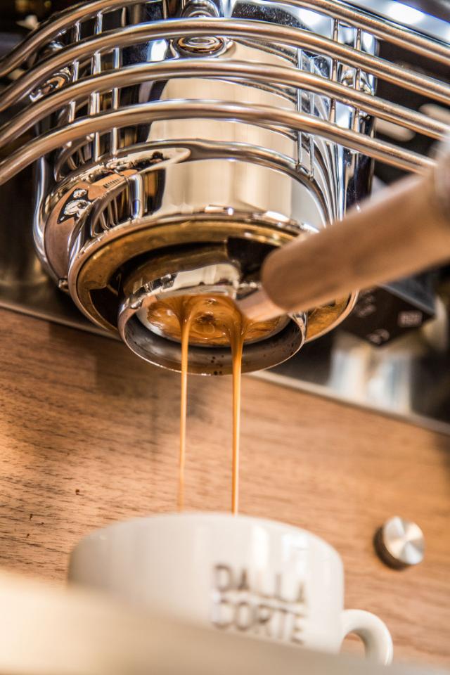 espressobrygning paa bundloest portafilter dalla corte