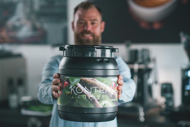 mand holder kontra coffee kaffetoende frem