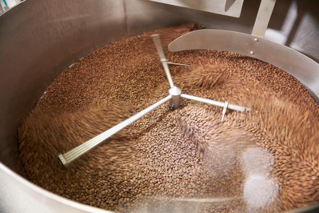 kaffeboenner friskristet paa kafferisteriet