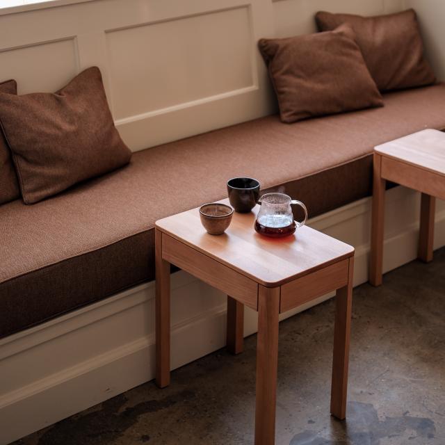 kaffe og to kopper på bord i kaffehus